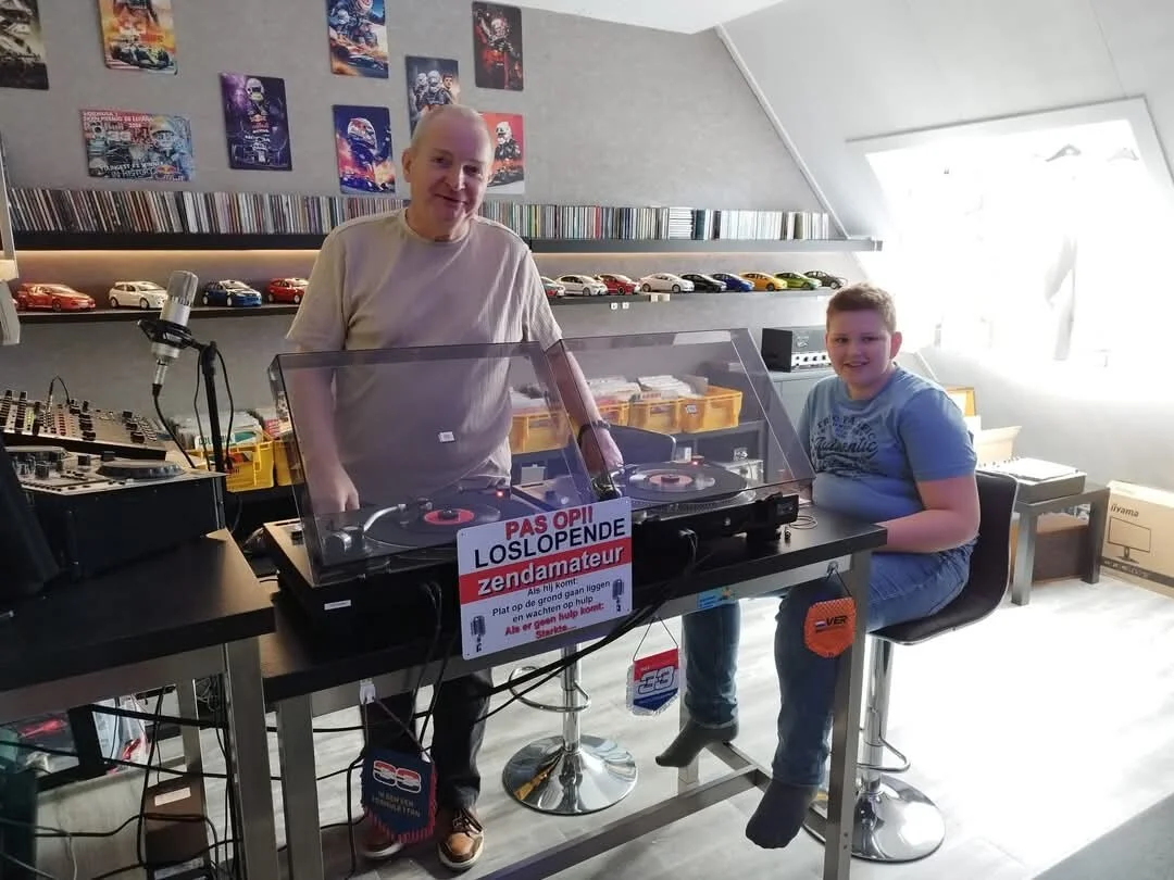 De studio van Radiorebecca met draaitafels, microfoon en platen