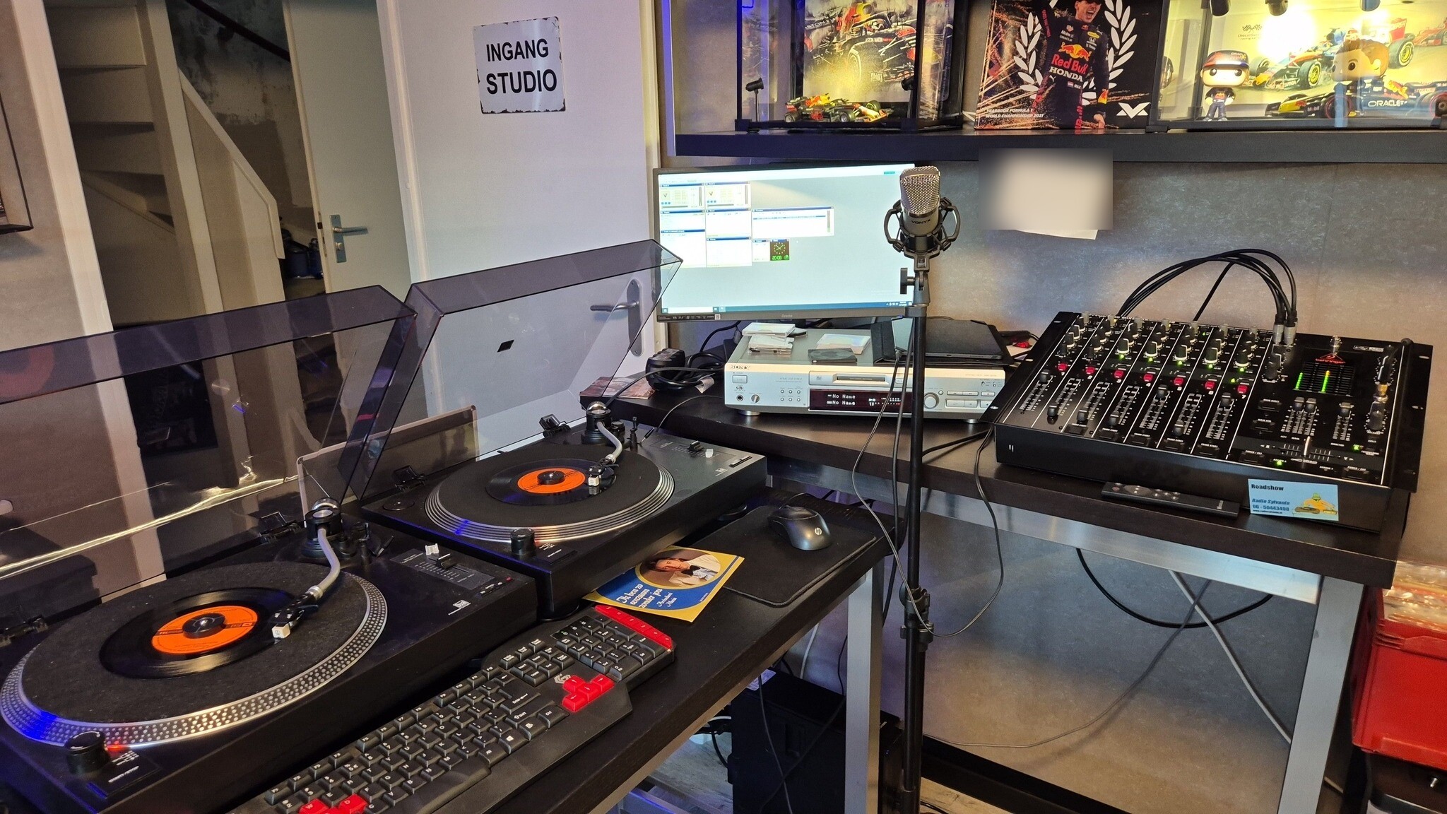De Radiorebecca-studio met draaitafels, mengpaneel en microfoon